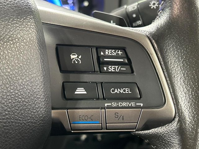 【全車速追従機能付クルーズコントロール】高速道路での長距離走行が楽に!!自動で速度を保つクルーズコントロールが、衝突軽減システムと連携し、前方の車両を感知して車間を保つように速度調節してくれます!!