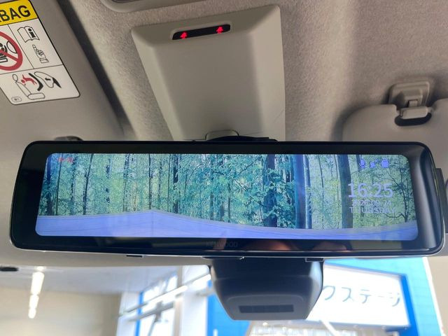 【デジタルインナーミラー】後席の大きな荷物や同乗者で後方が確認しづらい時でも安心!カメラが撮影した車両後方の映像をルームミラー内に表示。クリアな視界で状況の確認が可能です!