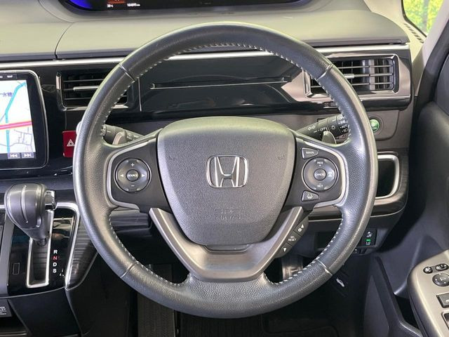 【純正革巻きステアリング】上質な革を使用することで、手にしっかり馴染みとても運転しやすいハンドルです♪