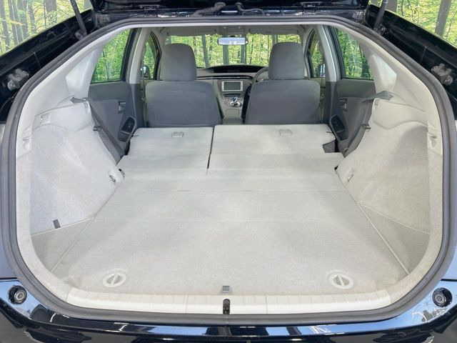 積み下ろしのしやすいデッキにはたっぷりと荷物を積み込んでいただけます。遊びから仕事まで、様々なシーンで頼れます♪