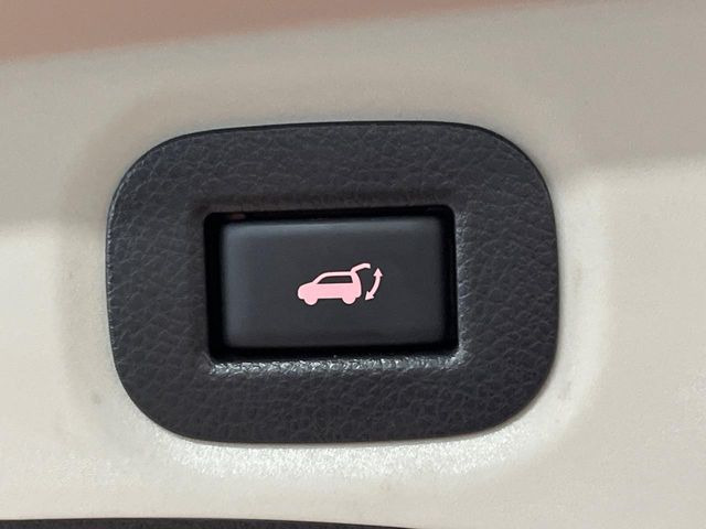 【パワーバックドア】スマートキーや運転席のボタンを押すだけでリアゲートが自動で開閉します!荷物を持っている時や、高い位置にあるバックドアを閉める際に便利な機能です♪