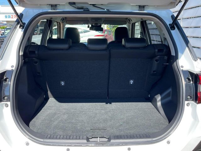 普段のお買い物や通勤、送迎等に十分な荷室スペースを確保しております。セカンドシートを倒すと、大きな荷物の積載も可能です♪