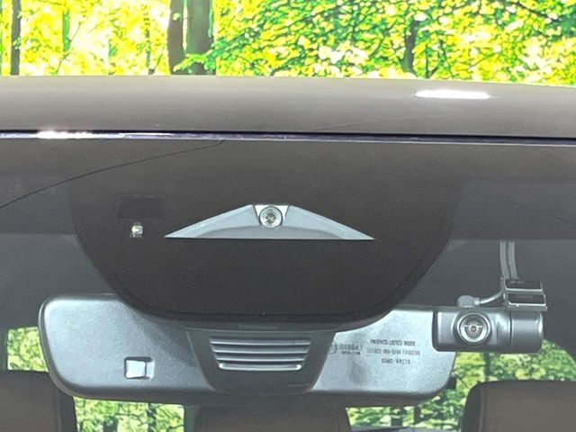 【スマートブレーキサポート】走行中に前方の車両等を認識し、衝突しそうな時は警報とブレーキで衝突回避と被害軽減をアシスト。より安全にドライブをお楽しみいただけます。