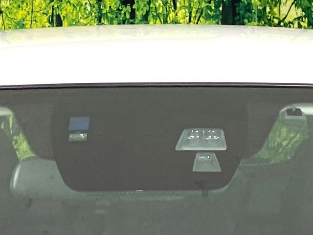 【スマートシティブレーキサポート】低速走行中に前方の車両等を認識し、衝突しそうな時は警報とブレーキで衝突回避と被害軽減をアシスト。より安全にドライブをお楽しみいただけます。