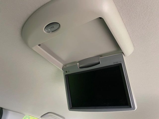 【フリップダウンモニター】大画面モニターで後席でもエンタメをお楽しみいただけます。小さなお子様にも大人気の装備です♪