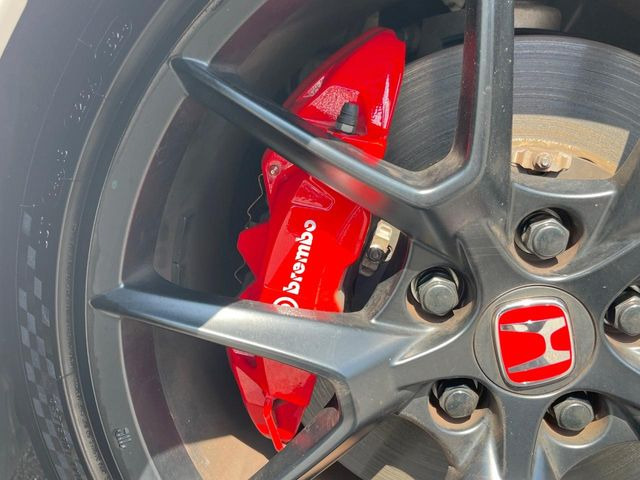 【ブレンボ製キャリパー】ハイパワー車両には強力なブレーキが必須!世界のスーパーカーにも採用されるイタリアの高級メーカー「ブレンボ」を装着!色鮮やかなキャリパーがスポーティな印象を引き立てます♪