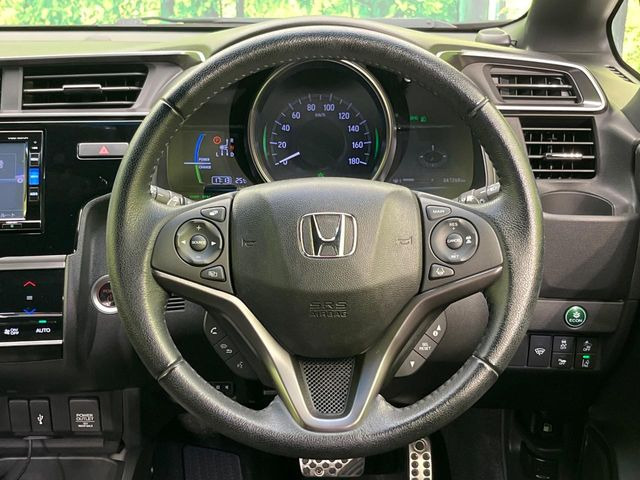 【ステアリングスイッチ】運転中、前方から目線をそらすことなく、オーディオ等の操作が可能な便利機能!安心&快適なドライブを演出してくれます♪