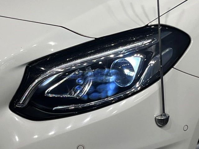 ●LEDヘッドライト:夜間走行時も良好な視界を確保し安心して運転できる高輝度LEDヘッドライトを装備!点灯速度が早く、消費電力も抑えられています。