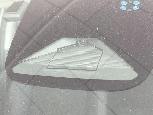 【ホンダセンシング】走行中に前方の車両等を認識し、衝突しそうな時は警報とブレーキで衝突回避と被害軽減をアシスト。より安全にドライブをお楽しみいただけます。