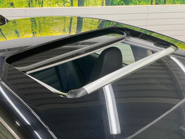 【サンルーフ】開放感たっぷりの希少装備、サンルーフが装着されています!車内に明かりを取り入れたり景色を楽しむ以外にも、車内の空気も簡単に換気できて快適です!