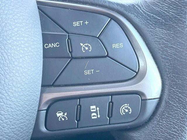 ●アダプティブクルーズコントロール:前の車との車間距離を一定にとりつつ、一定速度で自動走行してくれる次世代のクルーズコントロール!主に高速道路や自動車専用道路で使用する便利な機能です!