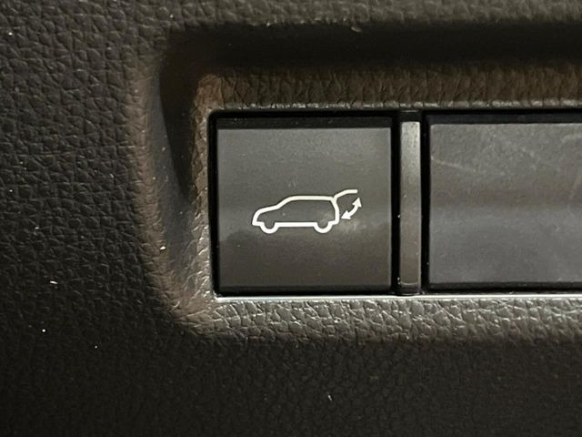 【パワーバックドア】スマートキーや運転席のボタンを押すだけでリアゲートが自動で開閉します!荷物を持っている時や、高い位置にあるバックドアを閉める際に便利な機能です♪