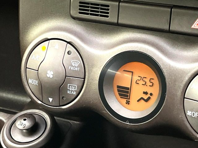 【オートエアコン】一度お好みの温度に設定すれば、車内の温度を検知し風量や温度を自動で調整。暑い&hellip;寒い&hellip;と何度もスイッチ操作をする必要はありません。快適な車内空間には必須の機能ですね♪