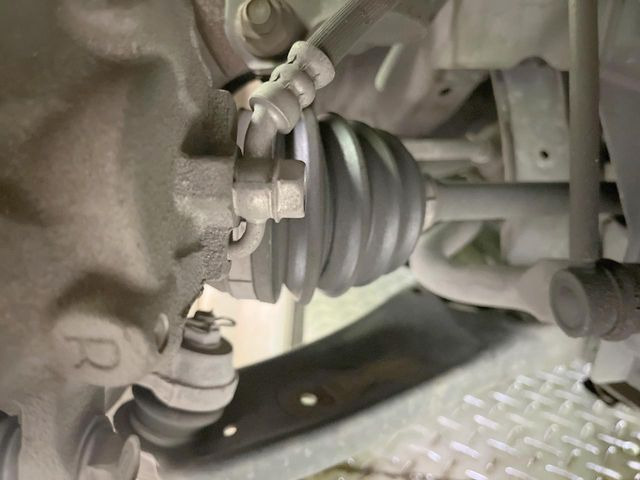 お車を安心してお乗りいただく為には、足回りの定期点検が欠かせません。サービスサポート(有償保証)では無料点検もご提供しており、安心のカーライフをお過ごしいただけるサポート体制が整っています。