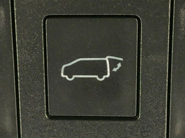 【パワーバックドア】スマートキーや運転席のボタンを押すだけでリアゲートが自動で開閉します!荷物を持っている時や、高い位置にあるバックドアを閉める際に便利な機能です♪