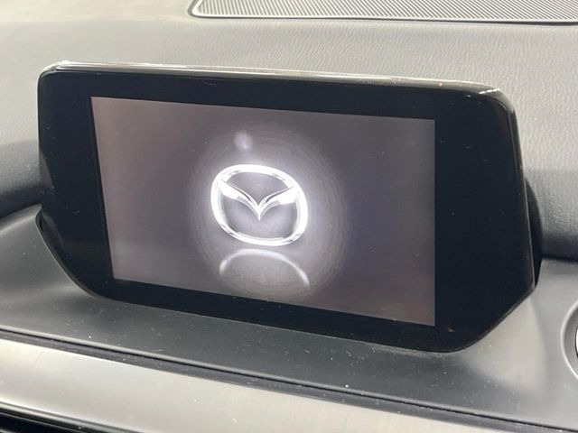 【マツダコネクトナビ】車内の雰囲気にマッチした一体型タイプのナビ。各種車輌設定やBluetooth再生等、様々な機能が楽しめます。直感的なダイヤル操作が可能で、使い勝手も良好です。