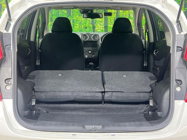 普段のお買い物や通勤、送迎等に十分な荷室スペースを確保しております。セカンドシートを倒すと、大きな荷物の積載も可能です♪