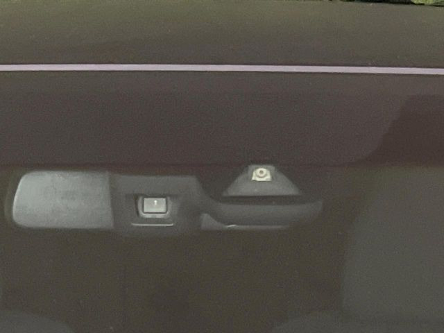 【ホンダセンシング】走行中に前方の車両等を認識し、衝突しそうな時は警報とブレーキで衝突回避と被害軽減をアシスト。より安全にドライブをお楽しみいただけます。