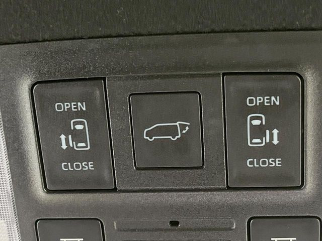 【両側パワースライドドア】スマートキーや運転席のスイッチで後席両側スライドドアの開閉が可能♪電動だから力を入れてドアを開ける必要が無く、小さなお子様でも簡単に開け閉めでき快適です♪