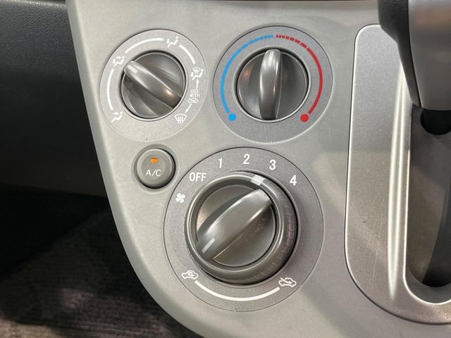 寒い冬も暑い夏も全席に快適な空調を届けてくれる、ダイヤル式エアコンを装備♪