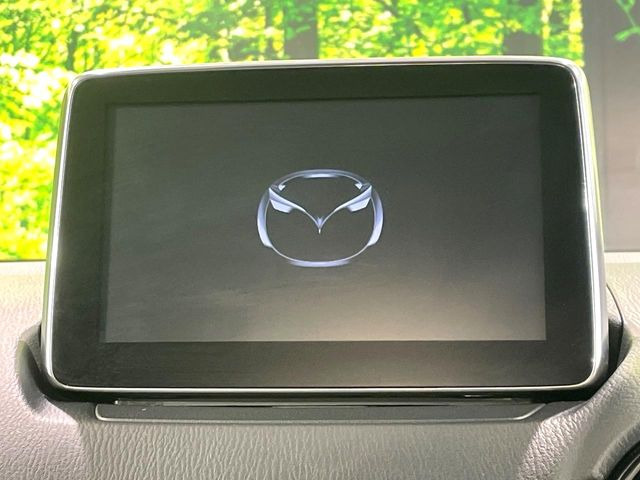 【マツダコネクトナビ】車内の雰囲気にマッチした一体型タイプのナビ。各種車輌設定やBluetooth再生等、様々な機能が楽しめます。直感的なダイヤル操作が可能で、使い勝手も良好です。