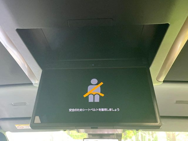 【フリップダウンモニター】大画面モニターで後席でもエンタメをお楽しみいただけます。小さなお子様にも大人気の装備です♪
