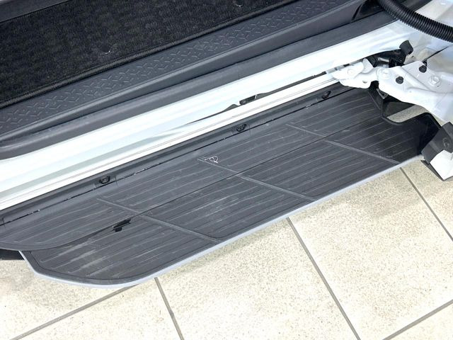 メーカーオプションの【ユニバーサルステップ】を装備。スライドドアと連動したステップにより、小さなお子様の乗り降りがし易くなります♪