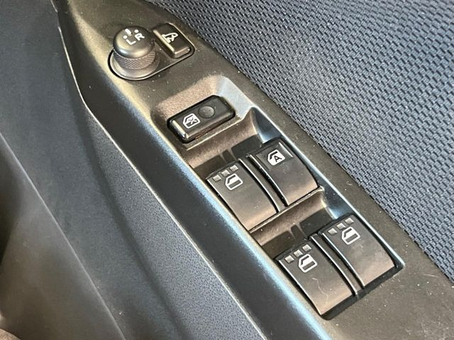 【電動格納ミラー】サイドミラーは電動格納式となっており、狭い駐車場でもキズがつくリスクを抑えられます。