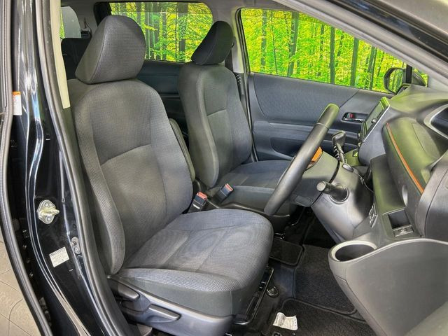 運転席シート廻りは使用感も少なく、良好な状態となっています。丁寧に使われていたことがよくわかりますね。