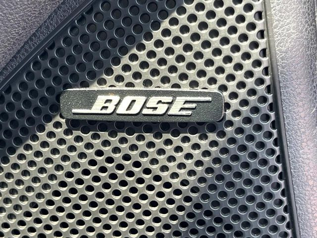 【BOSEサウンドシステム】メーカーオプションの高品位サウンドシステムを搭載。専用のチューニングが施された大小様々なスピーカーから良質なサウンドが奏でられ、臨場感あふれる音響空間を演出します。