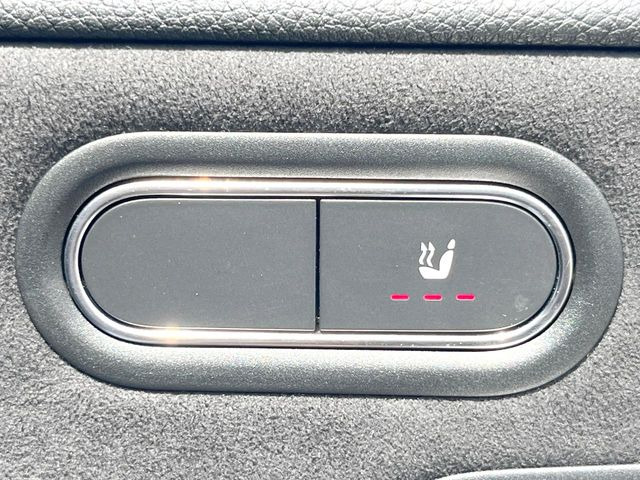 ●フロントシートヒーティング:運転席・助手席共に三段階で調節が可能なシートヒーターを装備しております。季節を問わず快適にご使用いただけます。