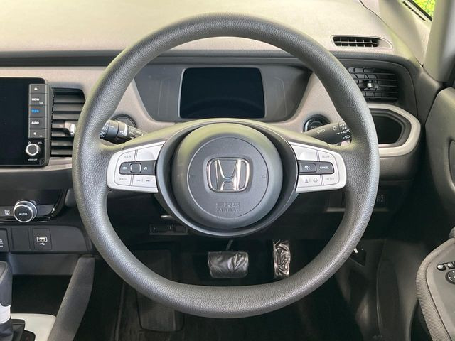 インテリアに合わせたデザインのステアリングは、運転される方のことも考え、運転しやすい形状、大きさです。是非一度、実際に触ってお確かめください。