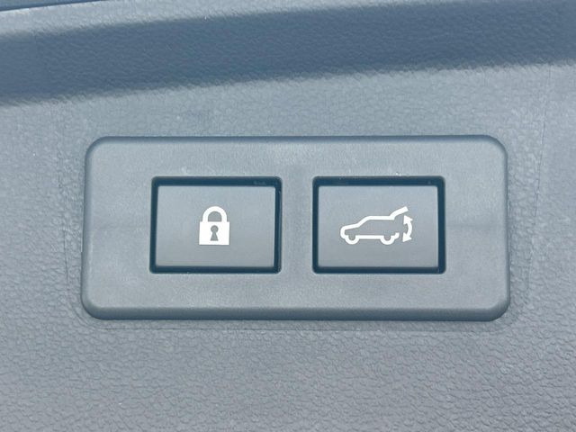 【パワーバックドア】スマートキーや運転席のボタンを押すだけでリアゲートが自動で開閉します!荷物を持っている時や、高い位置にあるバックドアを閉める際に便利な機能です♪