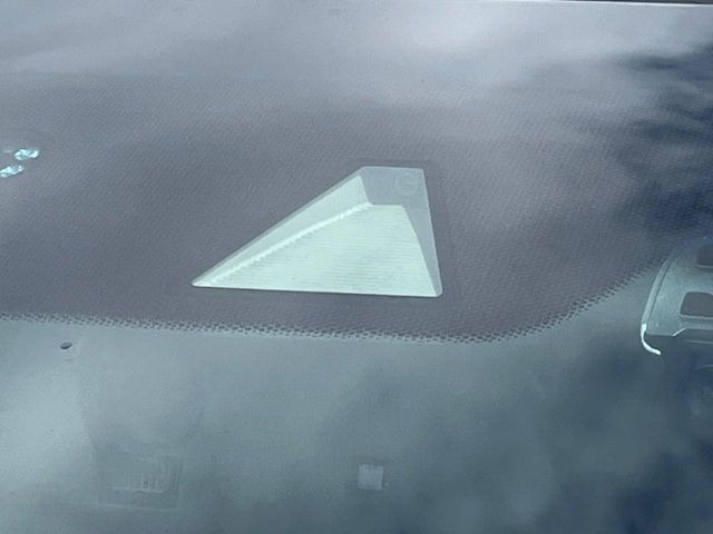 【ホンダセンシング】走行中に前方の車両等を認識し、衝突しそうな時は警報とブレーキで衝突回避と被害軽減をアシスト。より安全にドライブをお楽しみいただけます。