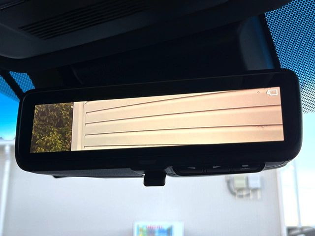 【デジタルインナーミラー】後席の大きな荷物や同乗者で後方が確認しづらい時でも安心!カメラが撮影した車両後方の映像をルームミラー内に表示。クリアな視界で状況の確認が可能です!