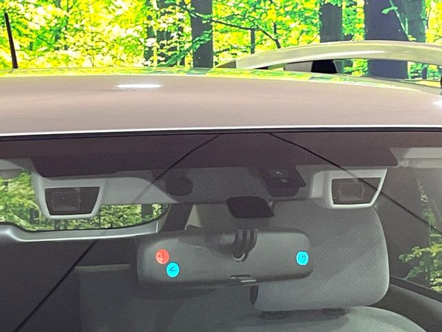 【アイサイトVer2】前方の車両等を検知し、衝突しそうな時は警報で注意を促し、ブレーキを踏む力をサポート。ブレーキを踏めなかった場合は衝突被害軽減ブレーキが作動、衝突回避をサポートします。
