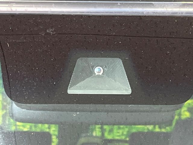 【ホンダセンシング】走行中に前方の車両等を認識し、衝突しそうな時は警報とブレーキで衝突回避と被害軽減をアシスト。より安全にドライブをお楽しみいただけます。
