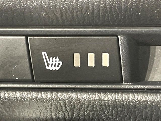 【シートヒーター】寒い日に重宝するシートヒーター!エアコンより早く温まってくれるので寒がりの人も安心ですね♪エアコンの温風は乾燥するから苦手、という方にもをおすすめです。