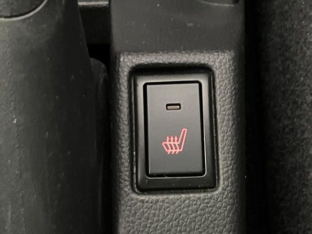 【シートヒーター】寒い日に重宝するシートヒーター!エアコンより早く温まってくれるので寒がりの人も安心ですね♪エアコンの温風は乾燥するから苦手、という方にもをおすすめです。