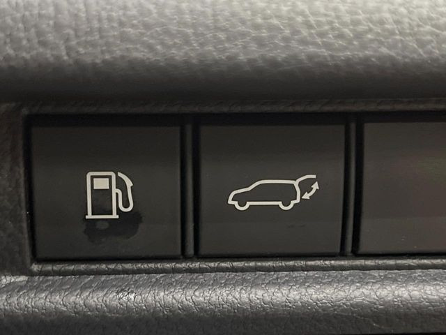 【パワーバックドア】スマートキーや運転席のボタンを押すだけでリアゲートが自動で開閉します!荷物を持っている時や、高い位置にあるバックドアを閉める際に便利な機能です♪