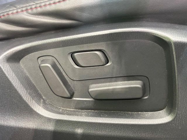 【メモリー機能付きパワーシート】ドライバーごとに設定したシート位置を記憶して、ボタン一つで切り替えできる便利な機能!運転する方が複数名いらっしゃるご家庭におすすめです♪