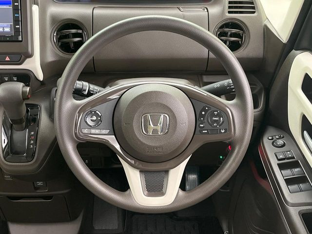 インテリアに合わせたデザインのステアリングは、運転される方のことも考え、運転しやすい形状、大きさです。是非一度、実際に触ってお確かめください。
