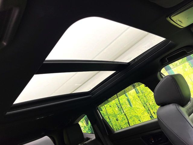 【パノラマルーフ】大型のガラスルーフ搭載で車内の解放感が一気にアップ!開放的なドライブをお楽しみいただけます。