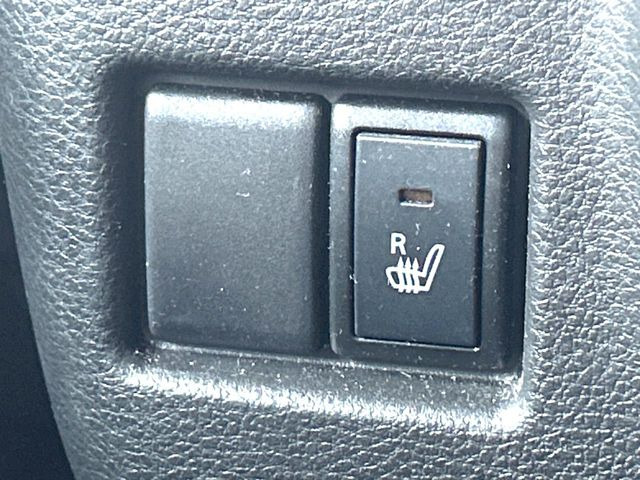 【シートヒーター】寒い日に重宝するシートヒーター!エアコンより早く温まってくれるので寒がりの人も安心ですね♪エアコンの温風は乾燥するから苦手、という方にもをおすすめです。
