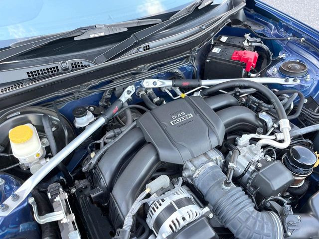 【STIフレキシブルVバー】お車の剛性を高めるタワーバーを装備。よりスムーズなコーナリング走行が可能となり、走りも楽しめます。