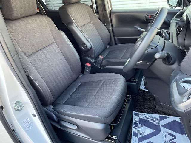 運転席シート廻りは使用感も少なく、良好な状態となっています。丁寧に使われていたことがよくわかりますね。