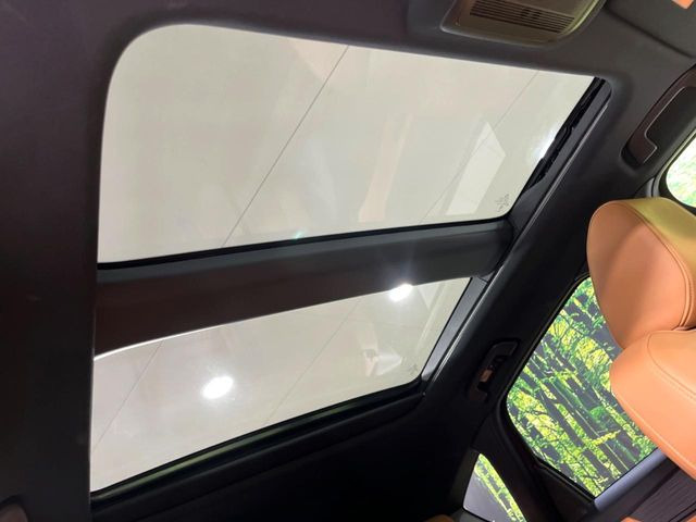 【サンルーフ】開放感たっぷりの希少装備、サンルーフが装着されています!車内に明かりを取り入れたり景色を楽しむ以外にも、車内の空気も簡単に換気できて快適です!
