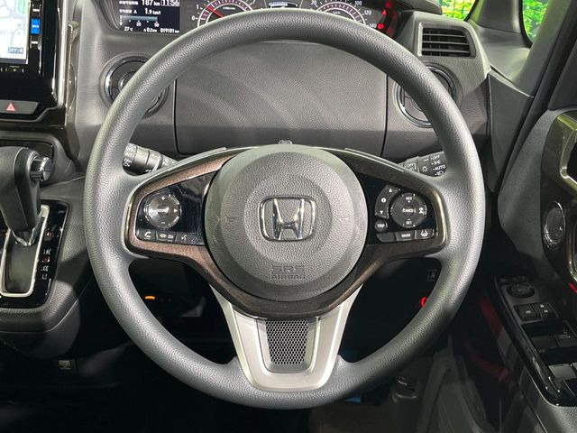 インテリアに合わせたデザインのステアリングは、運転される方のことも考え、運転しやすい形状、大きさです。是非一度、実際に触ってお確かめください。