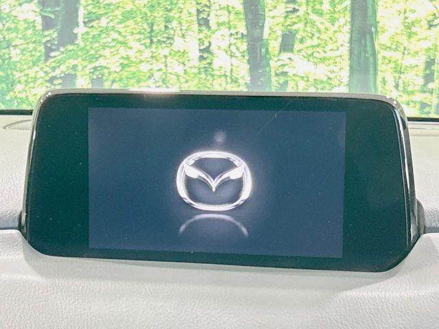 【マツダコネクトナビ】車内の雰囲気にマッチした一体型タイプのナビ。各種車輌設定やBluetooth再生等、様々な機能が楽しめます。直感的なダイヤル操作が可能で、使い勝手も良好です。
