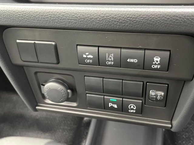 【アイドリングストップ】赤信号や渋滞で停車した際にエンジンを停止し、無駄な燃料の消費を抑えます。燃費向上や環境保護につなげる機能♪エンジンはブレーキを離せば再始動します。